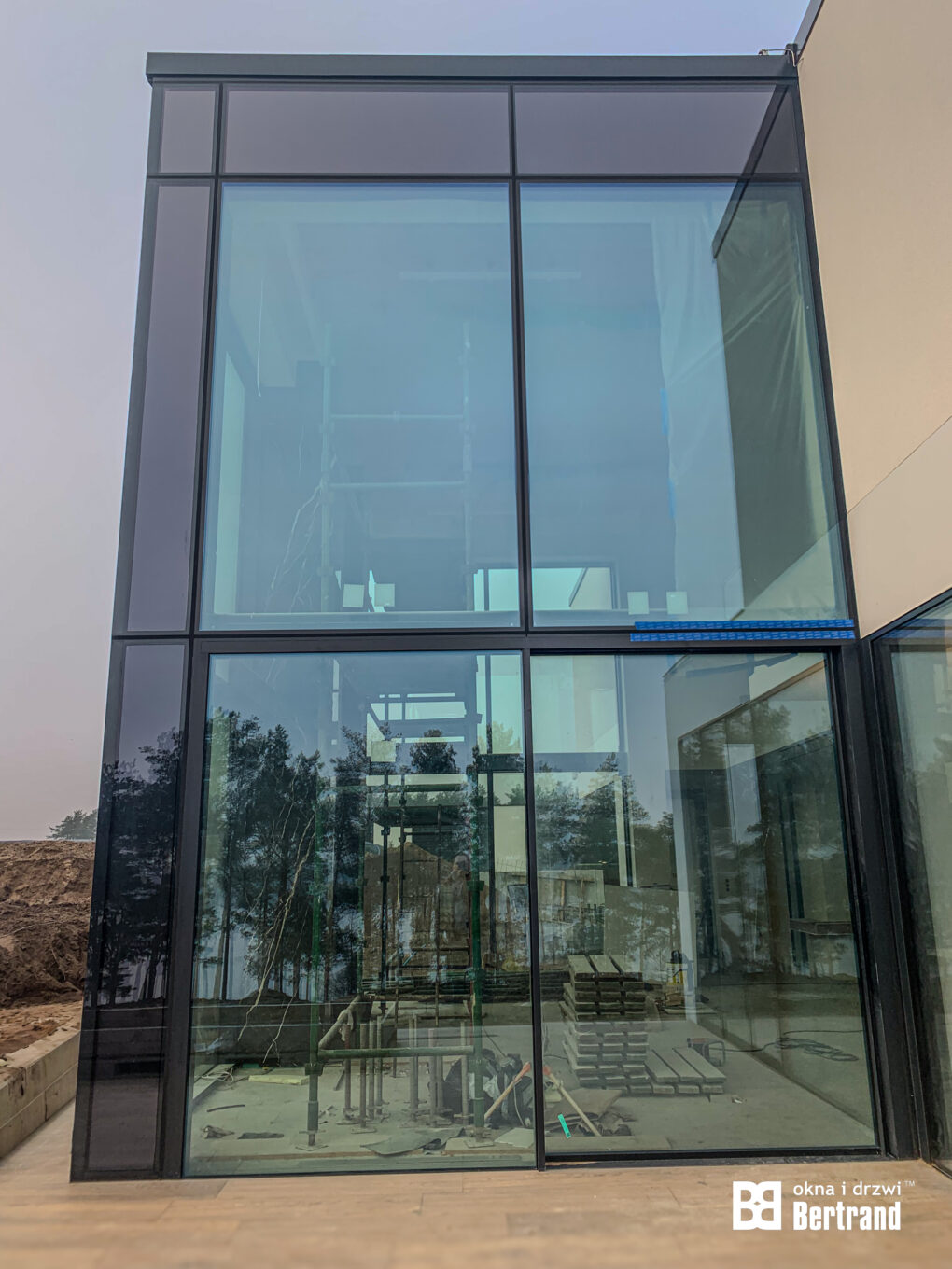 Stolarka aluminiowa stała się odpowiedzią na potrzeby współczesnej architektury, zwłaszcza w kontekście dużych przeszkleń, minimalistycznych form i wysokich wymagań technicznych.