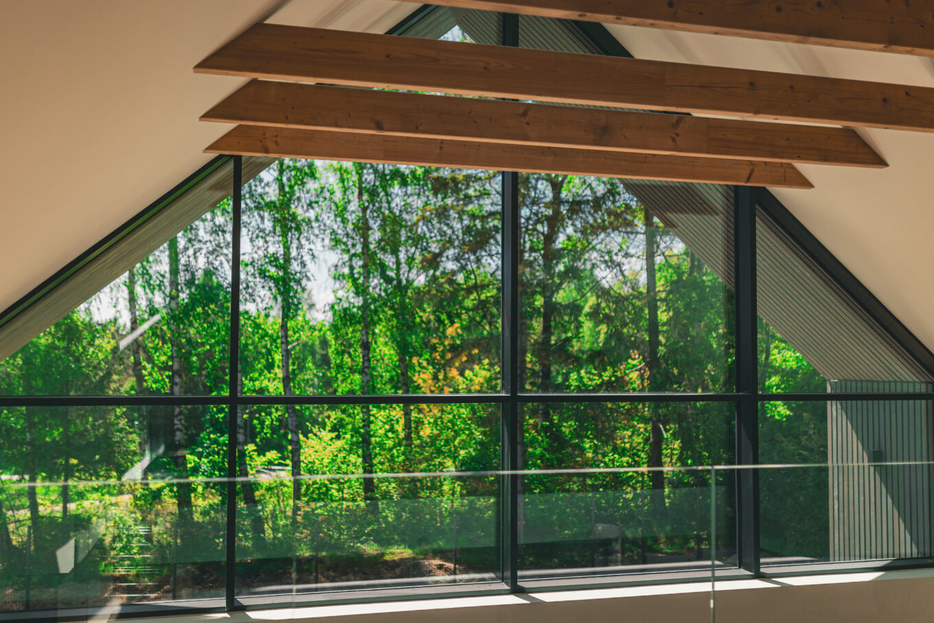 Dobrym przykładem nowoczesnego podejścia do stolarki aluminiowej są systemy dostępne w ofercie Bertrand.