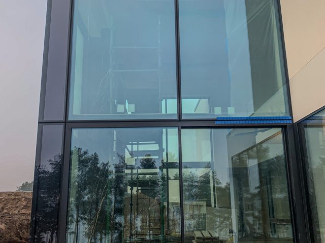 Stolarka aluminiowa stała się odpowiedzią na potrzeby współczesnej architektury, zwłaszcza w kontekście dużych przeszkleń, minimalistycznych form i wysokich wymagań technicznych.